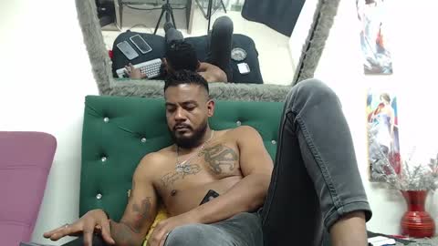 Snapshot of blade_foxx chatting on January 25, 11:43 pm Richard online show from January 25, 11:43 pm