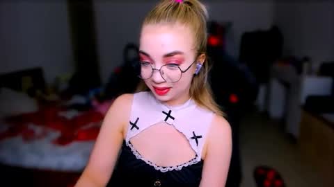 Nicole online show from March 11, 7:03 am