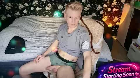 blond_boy69 online show from April 24, 2:41 pm
