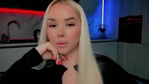 Snapshot of blond_diamond chatting on January 13, 6:38 am Lana online show from January 13, 6:38 am
