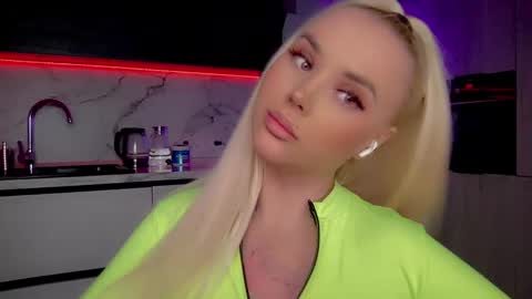 Snapshot of blond_diamond chatting on January 25, 4:35 pm Lana online show from January 25, 4:35 pm