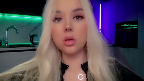Snapshot of blond_diamond chatting on February 24, 3:02 am Lana online show from February 24, 3:02 am