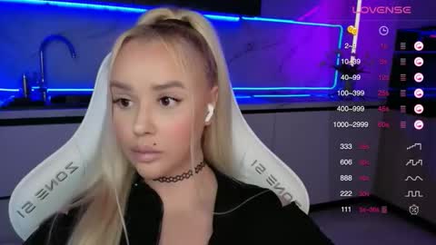 Snapshot of blond_diamond chatting on September 12, 4:01 am Lana online show from September 12, 4:01 am