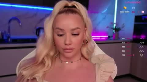 Snapshot of blond_diamond chatting on September 17, 1:24 pm Lana online show from September 17, 1:24 pm