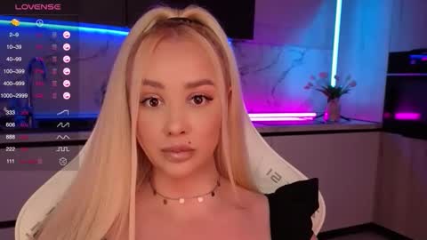 Snapshot of blond_diamond chatting on October 19, 7:20 am Lana online show from October 19, 7:20 am