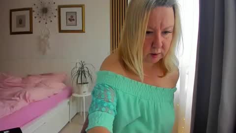 Snapshot of blonde_angel20 chatting on December 18, 8:31 am Nicole online show from December 18, 8:31 am