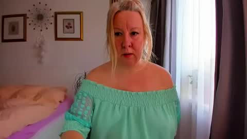 Snapshot of blonde_angel20 chatting on February 3, 6:22 am Nicole online show from February 3, 6:22 am