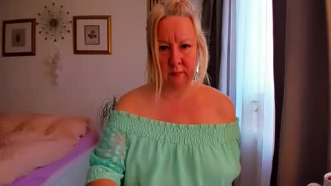 Snapshot of blonde_angel20 chatting on February 3, 6:40 am Nicole online show from February 3, 6:40 am