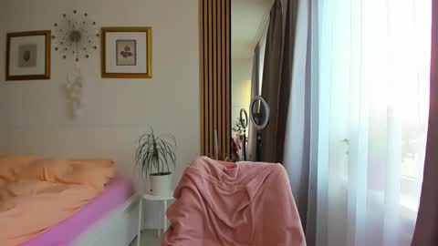 Snapshot of blonde_angel20 chatting on February 4, 6:52 am Nicole online show from February 4, 6:52 am