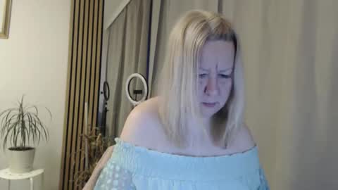 Snapshot of blonde_angel20 chatting on February 6, 5:34 am Nicole online show from February 6, 5:34 am