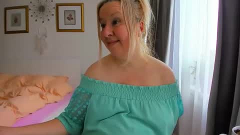 Snapshot of blonde_angel20 chatting on February 8, 7:23 am Nicole online show from February 8, 7:23 am