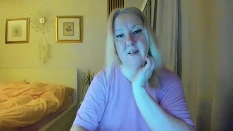 Snapshot of blonde_angel20 chatting on February 16, 4:30 am Nicole online show from February 16, 4:30 am
