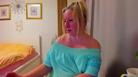 Snapshot of blonde_angel20 chatting on February 20, 7:03 pm Nicole online show from February 20, 7:03 pm