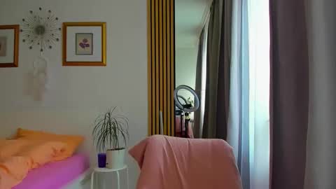 Snapshot of blonde_angel20 chatting on February 25, 6:34 am Nicole online show from February 25, 6:34 am