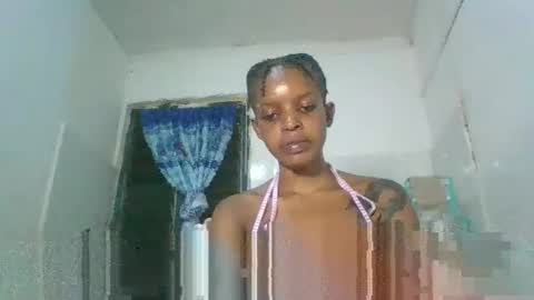 Snapshot of blonde_queenie chatting on April 7, 8:53 pm blonde_queenie online show from April 7, 8:53 pm