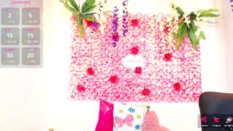 blonde_squirt_ online show from January 11, 11:45 am