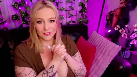 Snapshot of blondejj chatting on November 5, 5:24 pm JJ online show from November 5, 5:24 pm