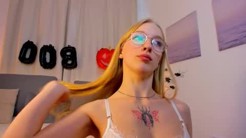 Snapshot of blondiemuse_ chatting on October 21, 2:07 pm Eva online show from October 21, 2:07 pm