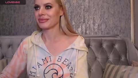 Snapshot of blondiestarxxx chatting on September 27, 8:14 pm Helen online show from September 27, 8:14 pm