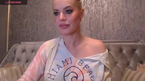 Snapshot of blondiestarxxx chatting on September 29, 1:11 am Helen online show from September 29, 1:11 am