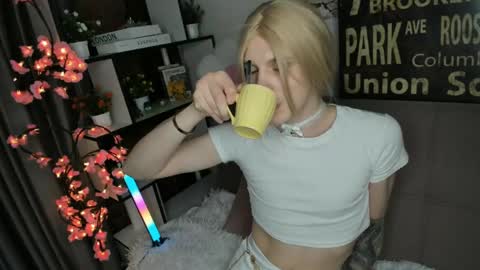Snapshot of blondvibe chatting on May 30, 10:07 pm Alik online show from May 30, 10:07 pm