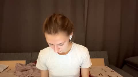 Snapshot of bloody_babe chatting on December 5, 8:49 pm Brook online show from December 5, 8:49 pm