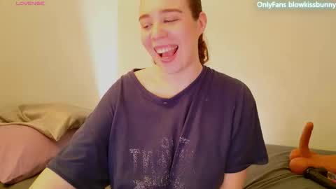 Blow Kiss Bunny online show from March 2, 7:37 am