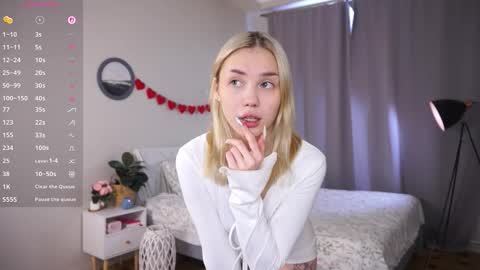 Snapshot of blue_bow chatting on March 4, 6:19 am Adeline online show from March 4, 6:19 am