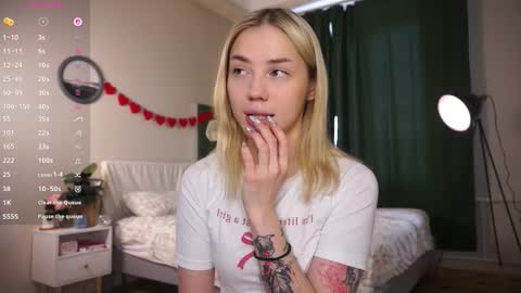 Snapshot of blue_bow chatting on March 7, 5:37 am Adeline online show from March 7, 5:37 am