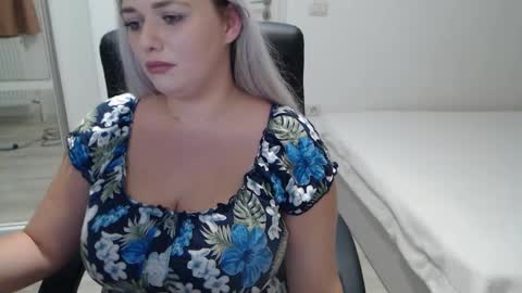 Snapshot of blue_eyes96 chatting on October 17, 5:15 pm Juliet online show from October 17, 5:15 pm