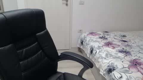 Snapshot of blue_eyes96 chatting on November 18, 5:17 pm Juliet online show from November 18, 5:17 pm