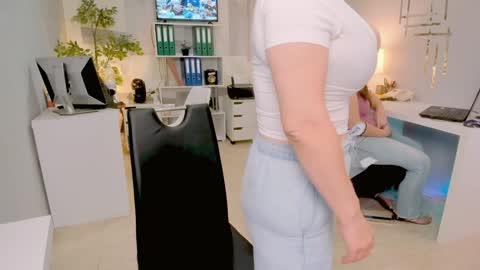 Snapshot of bluediamondsdreams chatting on September 25, 2:32 pm bluediamondsdreams online show from September 25, 2:32 pm