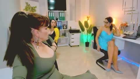 Snapshot of bluediamondsdreams chatting on October 28, 3:36 pm bluediamondsdreams online show from October 28, 3:36 pm