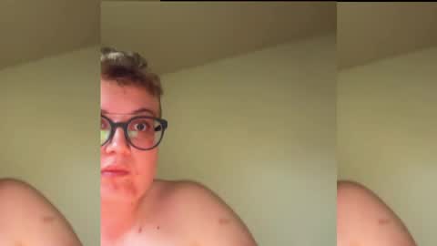 Snapshot of bluejayyboi chatting on April 4, 10:51 pm Jay online show from April 4, 10:51 pm