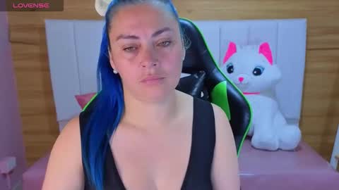 Snapshot of bluemia_a chatting on January 10, 1:02 pm Mia online show from January 10, 1:02 pm