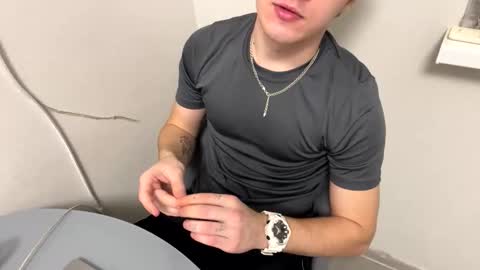 Snapshot of bob_bucks chatting on February 27, 10:21 pm bob_bucks online show from February 27, 10:21 pm