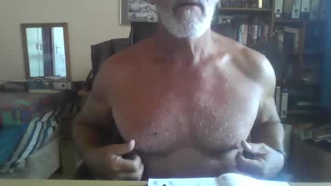 Snapshot of bobbgud chatting on February 12, 12:11 pm Bobbgud online show from February 12, 12:11 pm