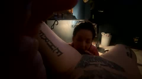 Snapshot of bodyart85_19 chatting on December 16, 12:48 am Bodyart85 19 online show from December 16, 12:48 am