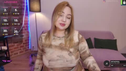  Lina  online show from December 5, 9:50 pm