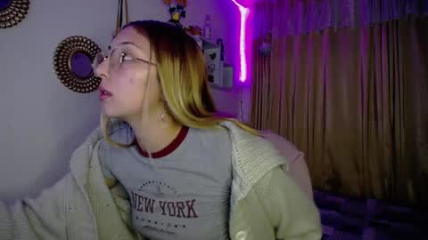 Snapshot of bonny_clyde_xx_ chatting on December 10, 7:58 am Soffy Brooks Independent model online show from December 10, 7:58 am