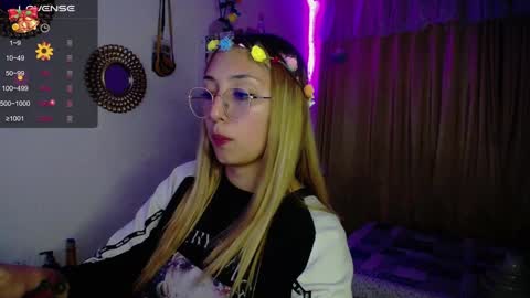 Snapshot of bonny_clyde_xx_ chatting on December 17, 4:34 am Soffy Brooks Independent model online show from December 17, 4:34 am