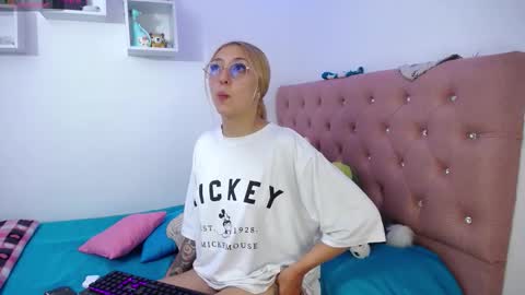 Soffy Brooks Independent model online show from October 28, 5:11 am