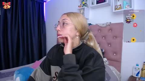 Soffy Brooks Independent model online show from December 14, 3:12 am