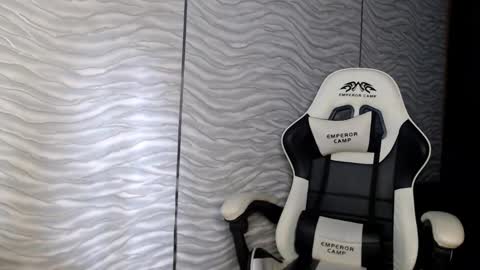 Snapshot of bonny_klyde95 chatting on October 4, 11:08 am bonny_klyde95 online show from October 4, 11:08 am