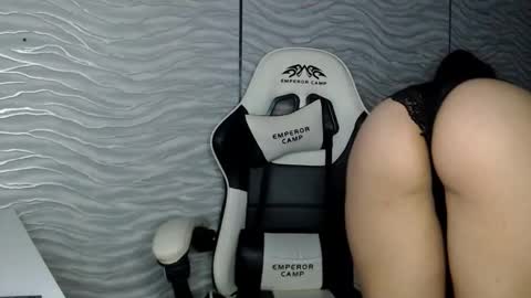 Snapshot of bonny_klyde95 chatting on October 13, 11:54 am bonny_klyde95 online show from October 13, 11:54 am