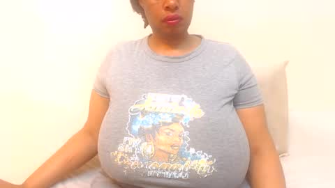 Snapshot of boobyqueen24 chatting on July 6, 6:43 pm boobyqueen online show from July 6, 6:43 pm