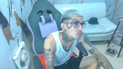 boy_tatto77 online show from January 15, 6:33 pm