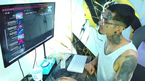 boy_tatto77 online show from April 25, 1:41 pm