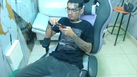 Snapshot of boy_tatto77 chatting on May 3, 12:44 pm boy_tatto77 online show from May 3, 12:44 pm