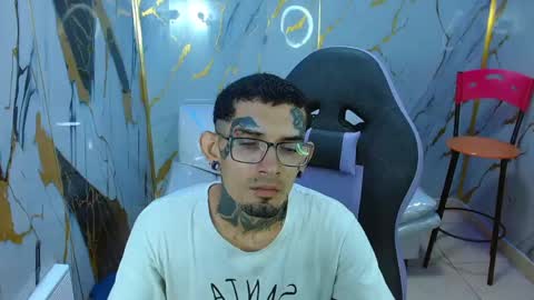 Snapshot of boy_tatto77 chatting on May 14, 11:28 am boy_tatto77 online show from May 14, 11:28 am
